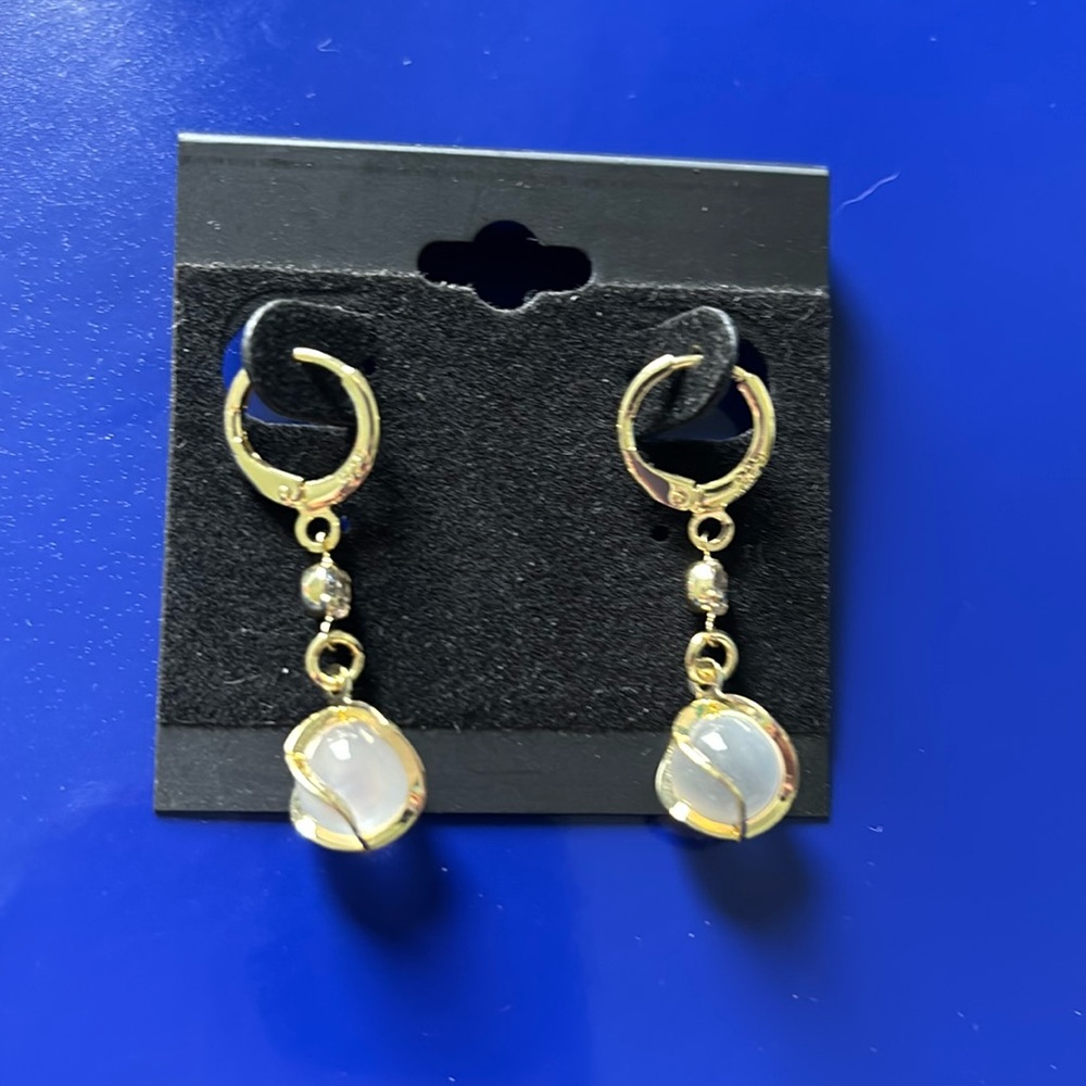 Drop earrings in gold and clear stone - Picture 3 of 4